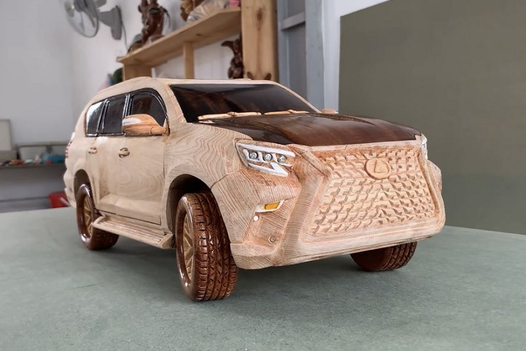 Woodworking Art là kênh Youtube do một nghệ nhân người Việt Nam tạo ra, chuyên làm các mô hình xe ôtô với độ chính xác cao bằng gỗ. Woodworking Art đã làm ra một số mẫu xe như: Lamborghini Aventado S 2021, Land Rover Defender 110X 2021, Cheverolet Corvette C8, New Ferrari SF1000,… và mới đây nhất là Lexus GX 460 2021 bằng gỗ.