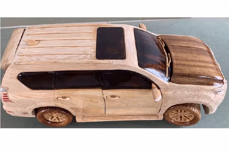 Cụ thể các cộng đoạn sản xuất bằng tay như; khung xe, đo đạc các chi tiết, làm khung phụ và các chi tiết phức tạp. Các chi tiết như cửa xe, cửa sổ trời, tay nắm cửa, nắp ca pô,…và thậm chí cả vân trên lốp ô tô cũng được người nghệ nhân mô phỏng vô cùng chân thật.