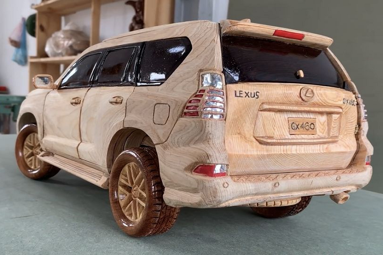 Chi tiết được chạm khắc cầu kì nhất là lưới tản nhiệt đặc trưng của Lexus. Lưới tản nhiệt hình con suốt ở GX 460 2021 có kích thước rất lớn, được kết thành bới những hàng chữ L, sắp đặt theo các góc độ khác nhau. Đây là đặc điểm ấn tượng để nhận biết chiếc xe SUV hạng sang và cũng là chi tiết ngoạn mục của của mô hình gỗ Lexus GX 460 ở tỉ lệ 1:13. 