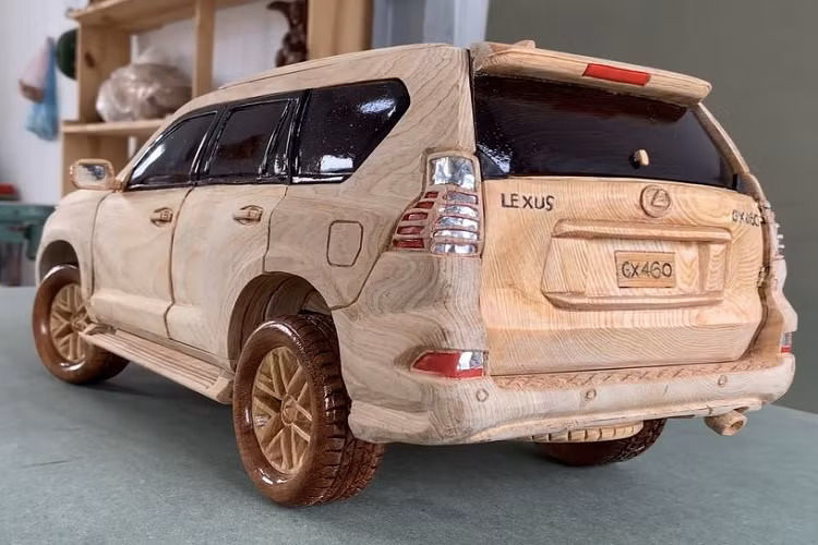 Chi tiết được chạm khắc cầu kì nhất là lưới tản nhiệt đặc trưng của Lexus. Lưới tản nhiệt hình con suốt ở GX 460 2021 có kích thước rất lớn, được kết thành bới những hàng chữ L, sắp đặt theo các góc độ khác nhau. Đây là đặc điểm ấn tượng để nhận biết chiếc xe SUV hạng sang và cũng là chi tiết ngoạn mục của của mô hình gỗ Lexus GX 460 ở tỉ lệ 1:13. 