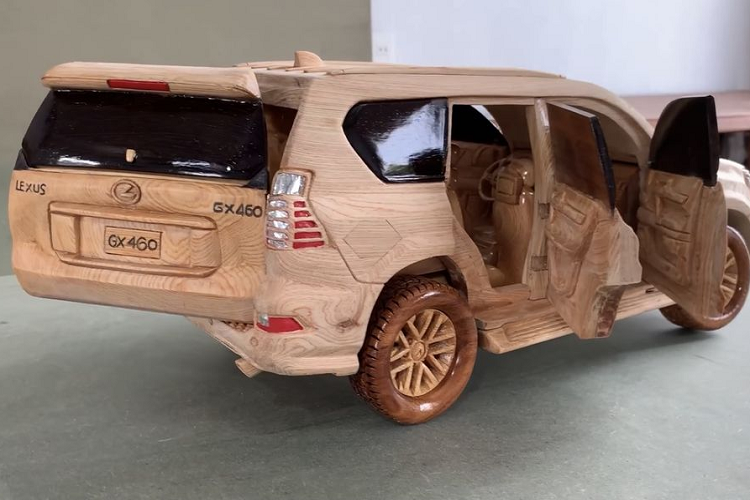Mô hình Lexus GX 460 2021 được hoàn thành với đầy đủ nội thất, ngoại thất, khối động cơ và các chi tiết hoạt động được như cửa xe, nắp ca pô, bánh xe. Toàn bộ quá trình chế tác đều được làm bằng các công cụ truyền thống nhưng bằng sự khéo léo, cẩn trọng trong từng khâu, người nghệ nhân đã thổi hồn vào khối gỗ vô tri thành công.