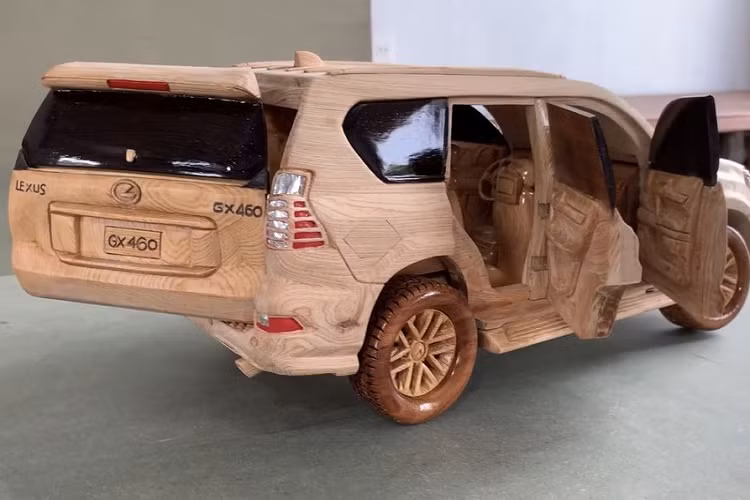Mô hình Lexus GX 460 2021 được hoàn thành với đầy đủ nội thất, ngoại thất, khối động cơ và các chi tiết hoạt động được như cửa xe, nắp ca pô, bánh xe. Toàn bộ quá trình chế tác đều được làm bằng các công cụ truyền thống nhưng bằng sự khéo léo, cẩn trọng trong từng khâu, người nghệ nhân đã thổi hồn vào khối gỗ vô tri thành công.