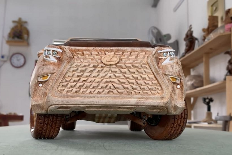 Woodworking Art đã mô phỏng chân thật lưới tản nhiệt với cùng số khía chữ L giống như xe thật. Bằng đôi tay khéo léo của mình, người nghệ nhân đã tỉ mỉ tạo hàng trăm khía chữ L theo các góc độ phù hợp. Và không chỉ ngoại thất, mà ngay cả từng chi tiết bên trong nội thất cũng được đẽo khắc tỉ mỉ chân thật.