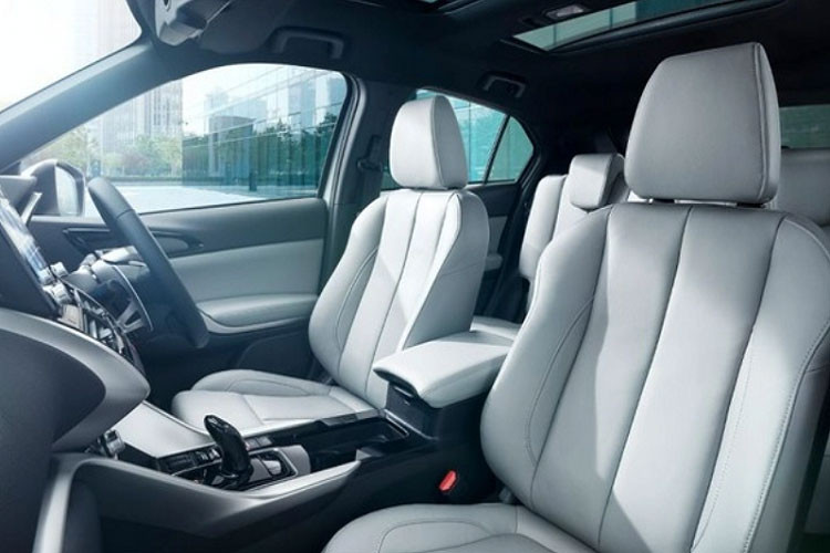 Ngoài ra, người lái có thể dùng ứng dụng này để bật điều hòa trước khi lên xe hoặc kiểm tra xem cửa và cửa cốp đóng hay chưa. Nếu muốn xem đèn pha tắt hay chưa, người lái cũng có thể kiểm tra qua ứng dụng Mitsubishi Remote Control.