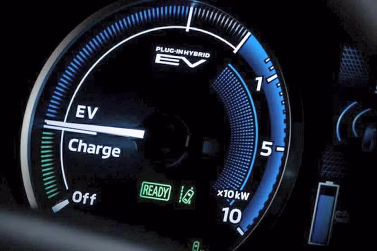 Tại thị trường Úc, Mitsubishi Eclipse Cross PHEV 2021 được chia thành 3 bản trang bị, bao gồm ES, Aspire và Exceed. Trong đó, bản ES tiêu chuẩn có những trang bị như vành hợp kim 18 inch, đèn pha Halogen, dải đèn LED định vị ban ngày, viền cửa sổ mạ crôm, cánh gió mui, màn hình thông tin giải trí dạng cảm ứng 8 inch, hỗ trợ kết nối với điện thoại thông minh qua Apple CarPlay/Android Auto, 2 cổng USB, điều hòa không khí, 4 loa và lẫy chuyển số thể thao sau vô lăng...