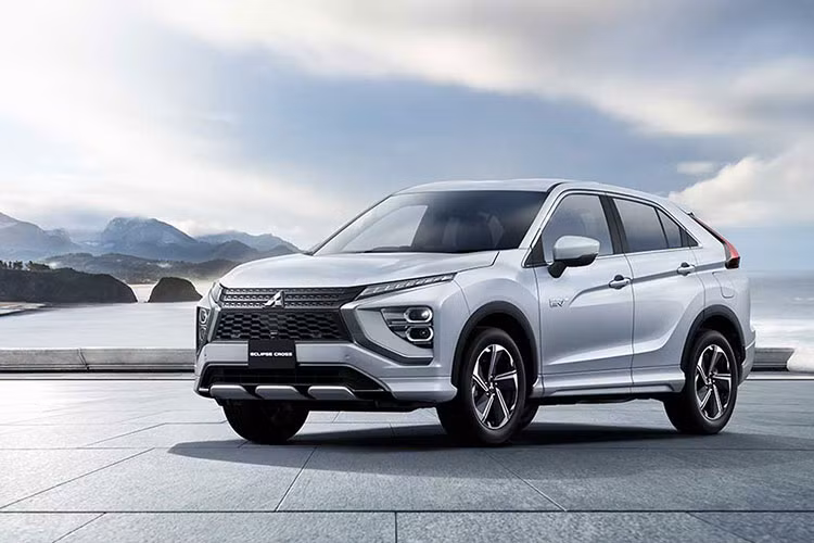 Tại thị trường Úc, giá xe Mitsubishi Eclipse Cross PHEV 2021 có mức dao động từ 46.490 - 53.990 AUD (khoảng 791 - 919 triệu đồng). Ngoài ra, dòng crossover cỡ C này tại thị trường Úc còn có bản dùng máy xăng 4 xi-lanh, dung tích 1.5L thông thường với giá rẻ hơn, dao động từ 30.290 - 40.790 AUD (515,5 - 694 triệu đồng).