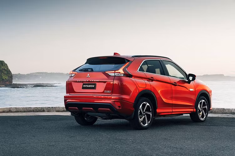 Theo hãng Mitsubishi, người lái có thể dùng mẫu crossover cỡ C này để cung cấp điện cho các thiết bị trong nhà khi bị mất điện. "Mẫu xe này có thể đóng vai trò như pin sạc để chạy các thiết bị gia dụng với nguồn năng lượng dự trữ", Mitsubishi Australia cho biết. "Vì xe plug-in hybrid có thể tự tạo ra điện khi được đổ xăng nên đóng vai trò như máy phát điện 4 bánh tạm thời trong trường hợp mất điện vì thảm họa thiên nhiên".