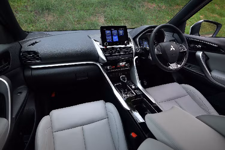 Chưa hết, một số tính năng của Mitsubishi Eclipse Cross PHEV 2021 có thể điều khiển thông qua ứng dụng trên điện thoại thông minh mang tên Mitsubishi Remote Control. Ứng dụng này cho phép người lái lên kế hoạch và sạc pin điều khiển từ xa để tận dụng giá điện ngoài giờ cao điểm.