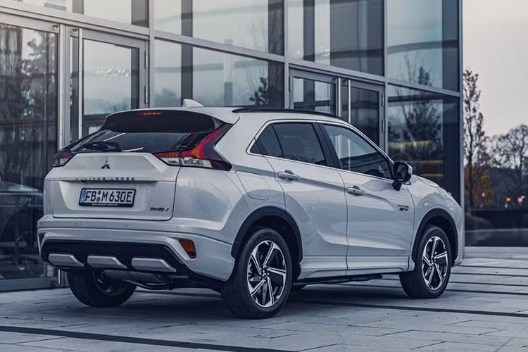 Cao cấp nhất là bản Exceed với đèn pha LED, ghế bọc da, trần xe màu đen, hệ thống định vị vệ tinh, màn hình hiển thị thông tin kính lái, cửa sổ trời 2 mảnh, sưởi ghế sau, sưởi vô lăng, ghế phụ lái chỉnh điện, túi đựng bản đồ trên lưng ghế lái và hệ thống giảm thiểu nhầm chân ga.