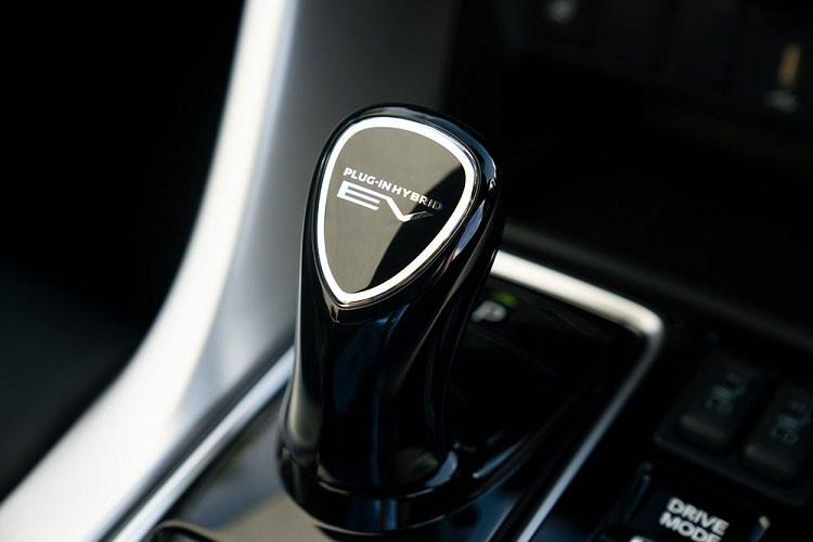 Tiếp đến là những trang bị an toàn tiêu chuẩn như camera lùi, phanh khẩn cấp tự động, cảnh báo chệch làn đường, kiểm soát hành trình chỉnh tay và điều hướng mô-men xoắn Active Yaw Control.