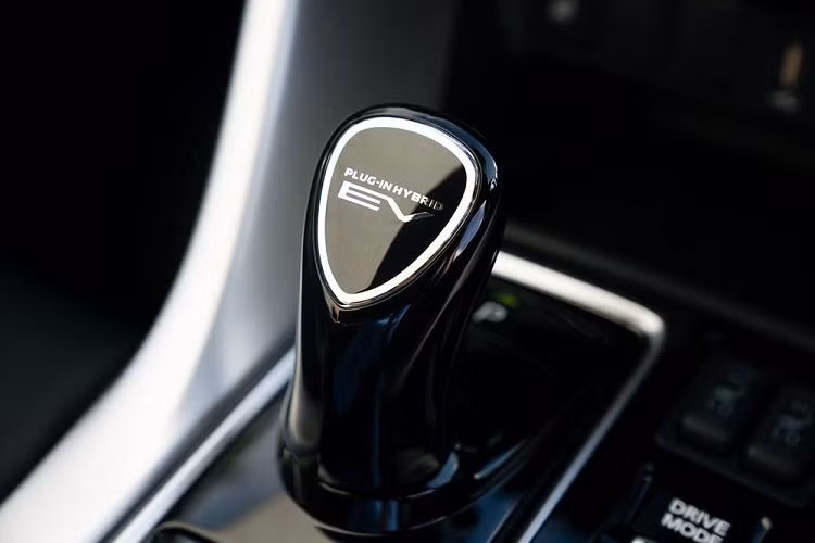 Tiếp đến là những trang bị an toàn tiêu chuẩn như camera lùi, phanh khẩn cấp tự động, cảnh báo chệch làn đường, kiểm soát hành trình chỉnh tay và điều hướng mô-men xoắn Active Yaw Control.