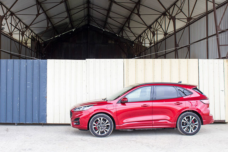 Điểm nhấn của mẫu xe SUV Mitsubishi Eclipse Cross PHEV 2021 chính là hệ truyền động plug-in hybrid, bao gồm máy xăng 4 xi-lanh, dung tích 2.4L với công suất tối đa 128 mã lực và mô-men xoắn cực đại 199 Nm. Bên cạnh đó là 2 mô-tơ điện mạnh 82 mã lực/137 Nm trên cầu trước và 95 mã lực/195 Nm trên cầu sau. Ngoài ra, hệ truyền động này còn đi kèm cụm pin 13,8 kWh.