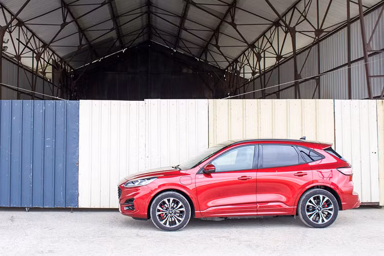 Điểm nhấn của mẫu xe SUV Mitsubishi Eclipse Cross PHEV 2021 chính là hệ truyền động plug-in hybrid, bao gồm máy xăng 4 xi-lanh, dung tích 2.4L với công suất tối đa 128 mã lực và mô-men xoắn cực đại 199 Nm. Bên cạnh đó là 2 mô-tơ điện mạnh 82 mã lực/137 Nm trên cầu trước và 95 mã lực/195 Nm trên cầu sau. Ngoài ra, hệ truyền động này còn đi kèm cụm pin 13,8 kWh.