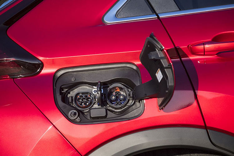 Ở bản Aspire, Mitsubishi Eclipse Cross PHEV 2021 có thêm ghế bọc da giả phối da lộn, mặt cửa bọc da tổng hợp, hệ thống âm thanh 8 loa với 4 loa tweeter, sưởi ghế trước, ghế lái chỉnh điện, hệ thống kiểm soát hành trình thích ứng, cảnh báo điểm mù, cảnh báo phương tiện cắt ngang khi lùi, hỗ trợ chuyển làn đường và cảm biến đỗ xe phía trước.