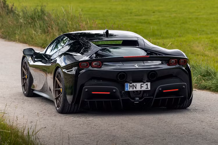 Nhưng Novitec vẫn chưa muốn dừng lại, hãng độ từ Đức đang nghiên cứu thêm nhiều nâng cấp hiệu suất và bộ bodykit bằng sợi carbon để tăng cường tính khí động học cho siêu xe Ferrari SF90 Stradale.