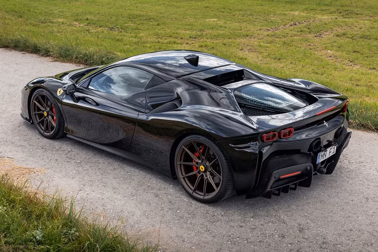 Ở ngoại hình, Ferrari SF90 Stradale của Novitec được trang bị bộ mâm 5 chấu Vossen, kích thước 20 inch phía trước và 21 inch phía sau. Bên trong cabin có một số nâng cấp như tùy chọn màu sắc da Alcantara.