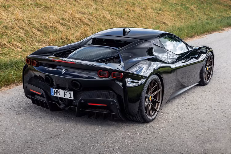 Ferrari SF90 Stradale bản hybrid là siêu xe mạnh mẽ nhất mà hãng xe "ngựa chồm" từng sản xuất. Ở dạng tiêu chuẩn, động cơ V8 4.0L kết hợp với 3 mô-tơ điện tạo ra tổng công suất 986 mã lực và mô-men xoắn 800 Nm. Tuy nhiên, Novitec muốn nhiều hơn thế.