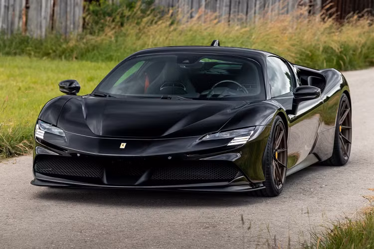 Cách đây vài tuần, hãng độ Novitec đã cho ra mắt chiếc Ferrari F8 Tributo mạnh 818 mã lực với số lượng giới hạn chỉ 15 chiếc. Mới đây, hãng tiếp tục trình làng thêm bản độ của siêu xe hybrid Ferrari SF90 Stradale mới.