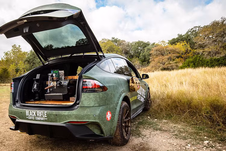 Tesla Model X trang bi sung 6 nong va quay pha ca phe 