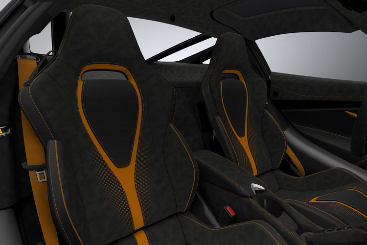 Nội thất của xe có phối màu chính đen/cam cùng các chi tiết được chế tác từ những vật liệu cao cấp như sợi carbon, da Alcantara...