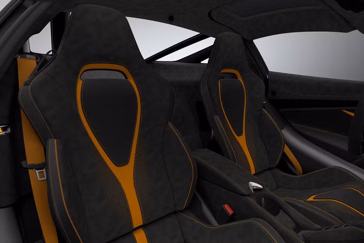 Nội thất của xe có phối màu chính đen/cam cùng các chi tiết được chế tác từ những vật liệu cao cấp như sợi carbon, da Alcantara...