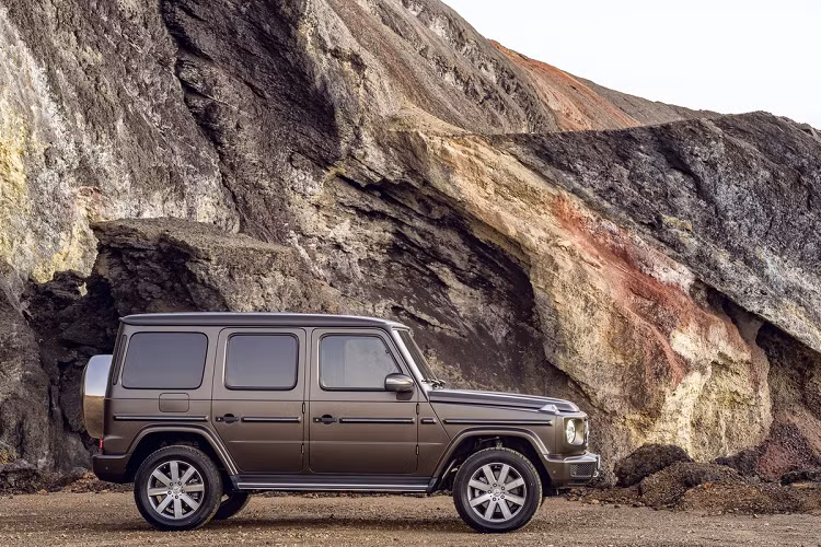 Đúng như tên gọi, mẫu xe SUV Mercedes-Benz G 400 d sử dụng động cơ diesel tăng áp 6 xy-lanh 3.0L, sản sinh công suất 362 mã lực và mô-men xoắn 700 Nm. Mẫu SUV này được trang bị hộp số tự động 9 cấp và hệ dẫn động 4 bánh.