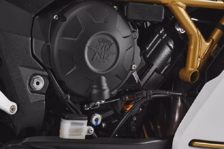 Trái tim của xe là khối động cơ 3 xylanh thẳng hàng, dung tích 798 cc quen thuộc, mang đến cho chiếc sport classic công suất 147 mã lực tại tua máy 13.000 vòng/phút và mômen xoắn 88 Nm tại tua máy 10.000 vòng/phút. Đi kèm với động cơ này là hộp số côn tay 6 cấp và bộ ly hợp slipper clutch chống trượt bánh sau.