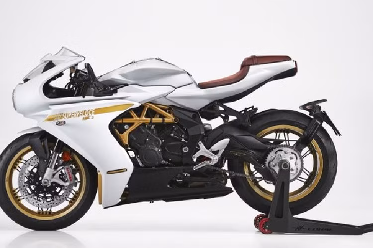 Bảng đồng hồ của Superveloce 800 S 2021 là màn hình màu TFT 5.5 inch, hiển thị đầy đủ các thông tin về xe cũng như các công nghệ điện tử hỗ trợ như giám sát hành trình, hỗ trợ đề-pa, GPS.