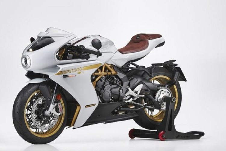 Cách đây ít ngày, MV Agusta vừa chính thức ra mắt phiên bản 2021 cho mẫu sport classic Superveloce 800 với một số nâng cấp nhỏ về mặt trang bị. Khác với đời xe trước đó, MV Agusta Superveloce 800 2021 mới sẽ có thêm phiên bản S đặc biệt với ngoại hình điệu đà và bắt mắt hơn.
