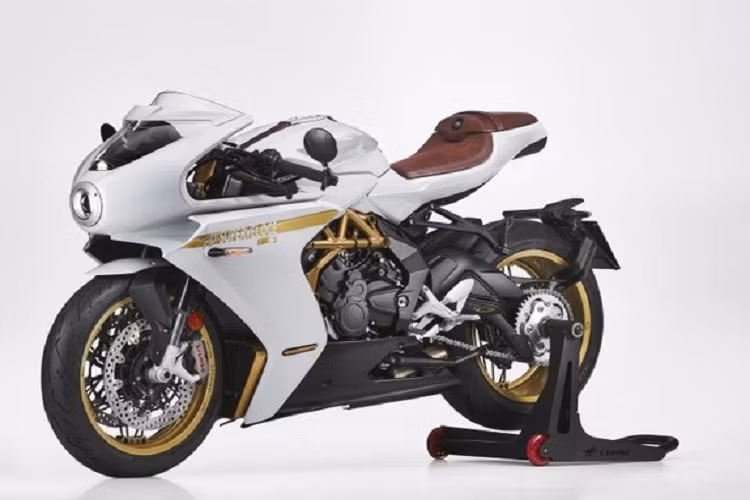 Cách đây ít ngày, MV Agusta vừa chính thức ra mắt phiên bản 2021 cho mẫu sport classic Superveloce 800 với một số nâng cấp nhỏ về mặt trang bị. Khác với đời xe trước đó, MV Agusta Superveloce 800 2021 mới sẽ có thêm phiên bản S đặc biệt với ngoại hình điệu đà và bắt mắt hơn.