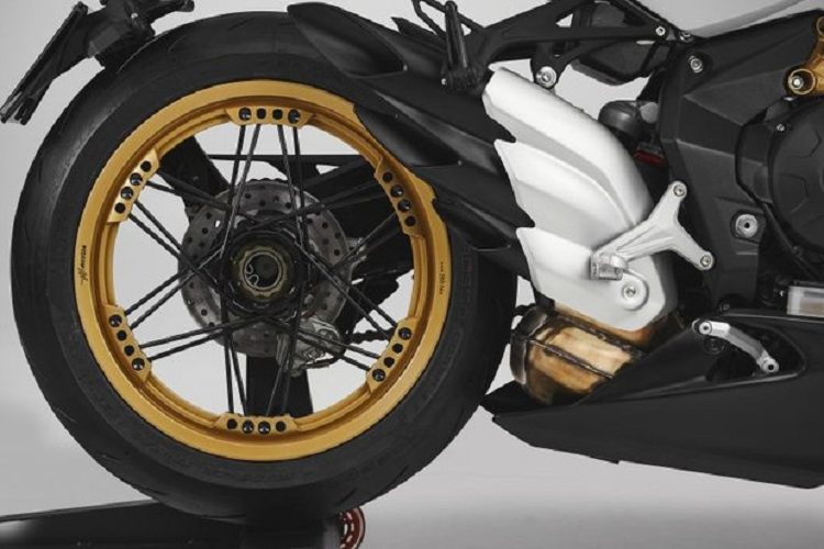 Các trang bị khác trên xe dường như không có gì khác biệt so với Superveloce 800 tiêu chuẩn khi hệ thống treo của xe vẫn mang thương hiệu Marzocchi gồm cặp phuộc USD 43mm trước và giảm xóc đơn sau. Cả hai hệ thống giảm xóc đều có khả năng hiệu chỉnh tải với hành trình lần lượt là 125mm và 130mm.