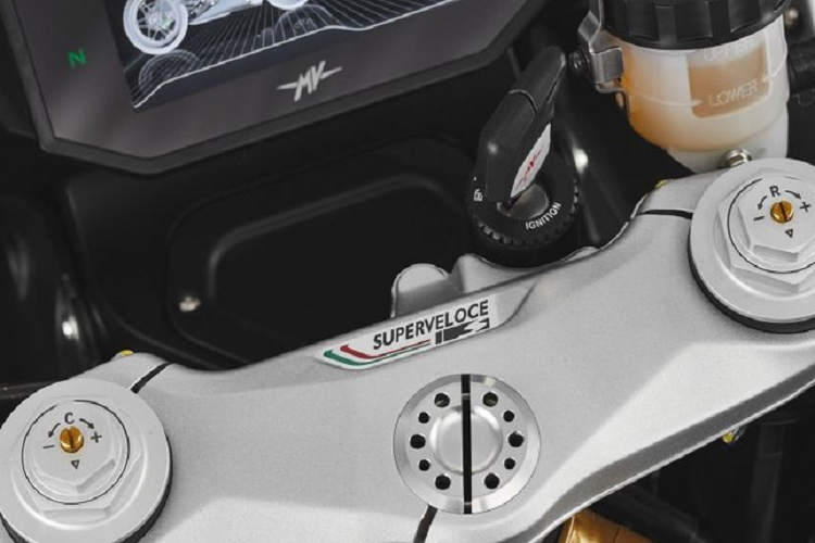 Được định vị là xe cao cấp nên hệ thống phanh xe cũng mang thương hiệu Brembo với đĩa đôi 320 mm phía trước và đĩa đơn 220mm phía sau. Đi kèm là hệ thống chống bó cứng phanh ABS cảm biến góc nghiêng MK100 ABS của Continental.