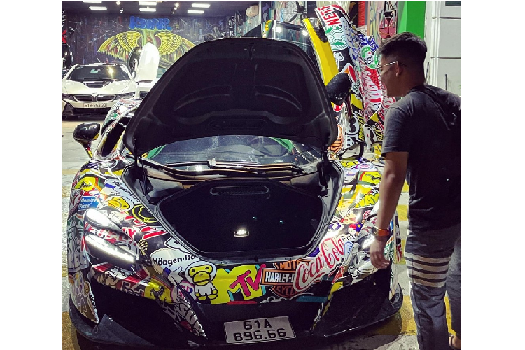 Vị CEO trẻ tuổi này chính là Tống Đông Khuê, người đang cố gắng sưu tập và trải nghiệm khá nhiều dòng siêu xe cho riêng mình. Ngay sau khi rước chiếc siêu xe McLaren 720S độ N-Largo độc nhất Việt Nam về garage, CEO Tống Đông Khuê đã nhanh chóng cho thợ lột bỏ bộ áo sặc sỡ của siêu xe này chỉ mới dán được vài ngày.