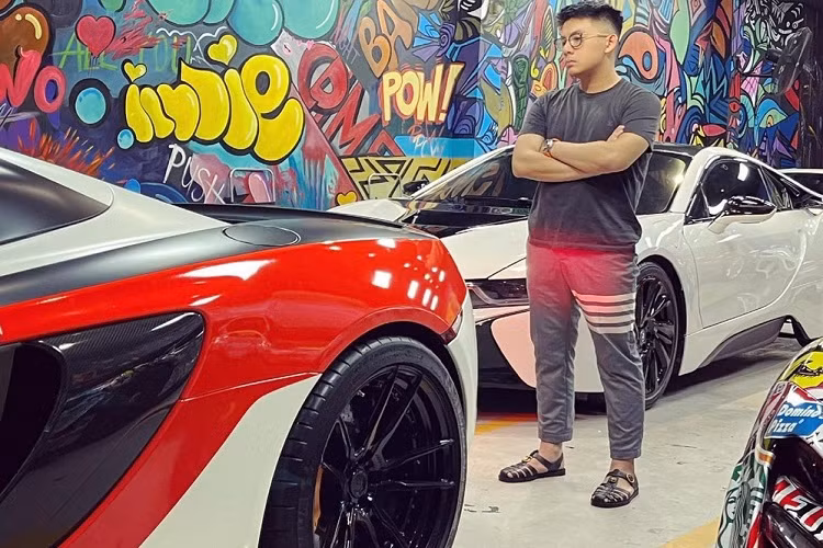 Những tin tức này nhanh chóng lột đến tai của một CEO trẻ tuổi ở trong Nam và người này đã nhanh chóng đến nơi bán chiếc siêu xe McLaren 720S độ N-Largo có một không hai tại dải đất hình chữ S để nhìn ngắm và sau đó đã "chốt đơn".