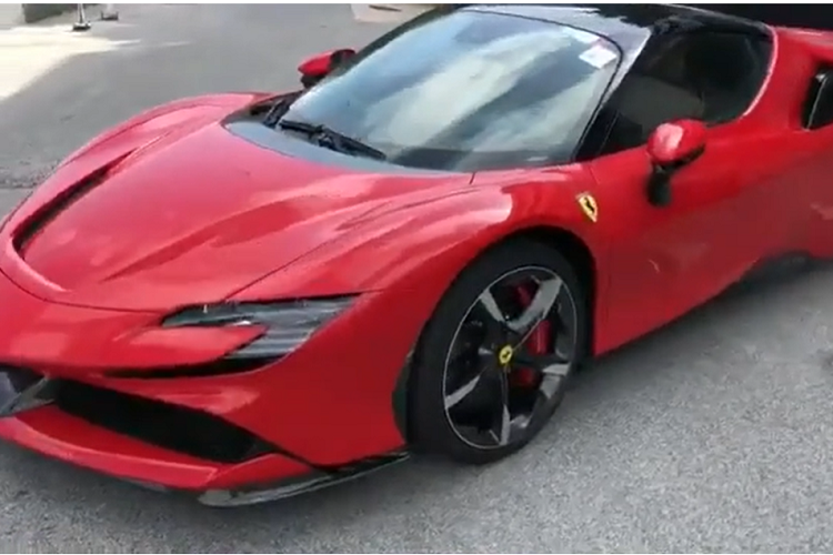 Trong đó, lễ bàn giao xe này là một chiếc Ferrari SF90 Stradale đắt đỏ không phải ai cũng chịu rút hầu bao ra để sở hữu, và người nhận xe là cậu bé chỉ mới 10 tuổi nhưng đã khá nổi tiếng và quen mặt với cộng đồng mạng khi là cậu cả chính hiệu thời 4.0, con trai độc nhất của doanh nhân Đức Huy cùng với vợ cũ là nữ ca sĩ Lệ Quyên.