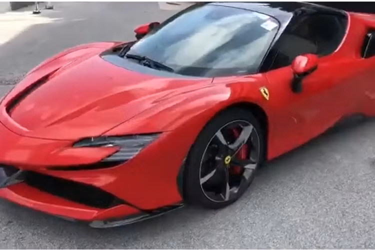 Trong đó, lễ bàn giao xe này là một chiếc Ferrari SF90 Stradale đắt đỏ không phải ai cũng chịu rút hầu bao ra để sở hữu, và người nhận xe là cậu bé chỉ mới 10 tuổi nhưng đã khá nổi tiếng và quen mặt với cộng đồng mạng khi là cậu cả chính hiệu thời 4.0, con trai độc nhất của doanh nhân Đức Huy cùng với vợ cũ là nữ ca sĩ Lệ Quyên.