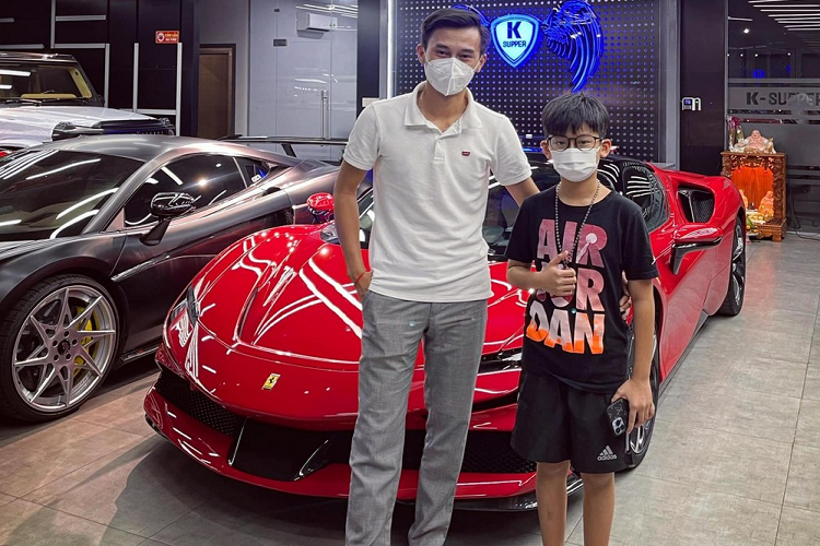 Mới đây, những hình ảnh cũng như thông tin về buổi lễ bàn giao siêu xe Ferrari SF90 Stradale của một công ty nhập khẩu tư nhân đã thu hút rất nhiều sự quan tâm của giới mê xe, dù không có hoa cũng như các cổng chào hay băng rôn hoành tráng như các lễ giao xe khác nhưng chỉ cần xuất hiện 2 nhân vật cũng làm dậy sóng cộng đồng mạng.