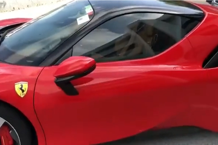 Người nhập chiếc xe Ferrari SF90 Stradale về nước chia sẻ đây là quà Noel dành cho con trai của doanh nhân Đức Huy. Cậu cả ăn diện rất đơn giản nhưng cũng thể hiện chất riêng với các thương hiệu thời trang thể thao được khoác lên mình trong ngày nhận bàn giao siêu xe Ferrari SF90 Stradale đắt đỏ.