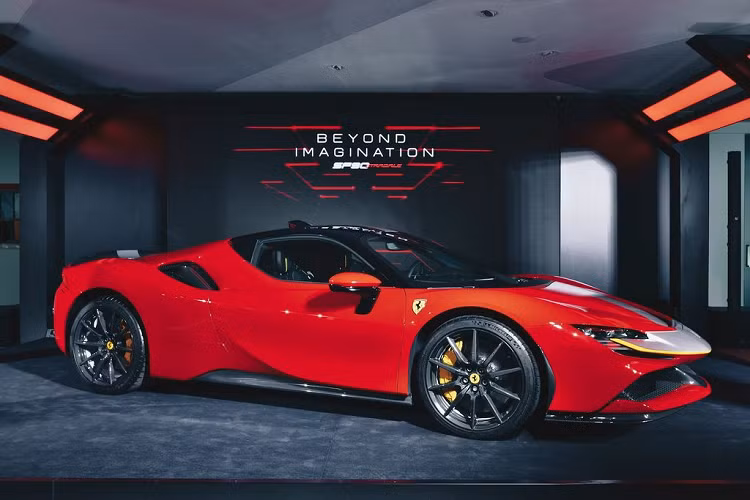 Hiện tại, còn 1 người đam mê tốc độ ở Việt Nam đang chờ nhận bàn giao siêu xe Ferrari SF90 Stradale, cái tên mà chúng tôi muốn nhắc đến không ai khác ngoài doanh nhân Nguyễn Quốc Cường hay còn gọi là Cường "Đô-la". Nhưng chiếc xe Ferrari SF90 Stradale của chồng Đàm Thu Trang đặt mua được phân phối chính hãng. Giá xe Ferrari SF90 Stradale chính hãng tại Việt Nam bắt đầu tư 34,5 tỷ đồng.