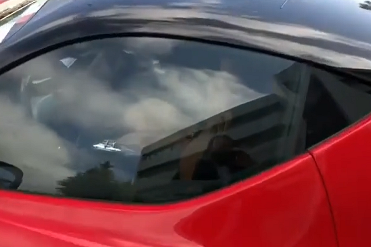 Như vậy, sau gần 7 tháng đặt mua, doanh nhân Đức Huy cùng cậu con trai đã có thể vui vẻ bên cạnh siêu xe Ferrari SF90 Stradale màu đỏ rất đẹp mắt. Khá thú vị đây chính là chiếc Ferrari SF90 Stradale thứ 3 về nước và đều được nhập khẩu không chính hãng cũng như sở hữu màu sơn đỏ rất hiếu chiến, đúng chất nhà ngựa chồm