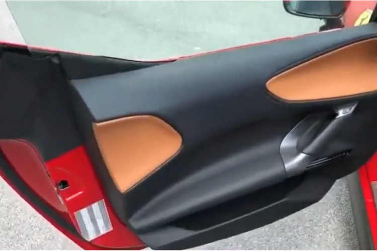 Trước khi đi nhận siêu xe Ferrari SF90 Stradale, con trai của Lệ Quyên cũng từng khoe đập hộp chiếc xe Bentley Flying Spur thế hệ mới của bố. Như vậy, chỉ trong năm 2021 này, doanh nhân Đức Huy đã chốt mua và nhận bàn giao 2 xe khủng là xe siêu sang Bentley Flying Spur V8 First Edition có giá trên 18 tỷ đồng và siêu xe Ferrari SF90 Stradale màu đỏ nhưng chưa rõ giá bán ra sao.