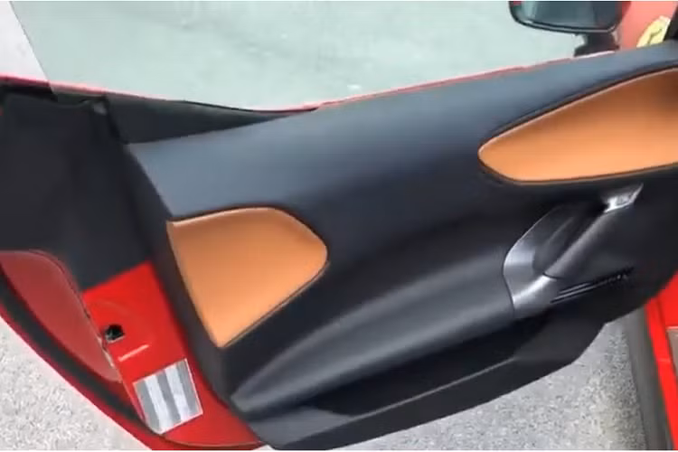 Trước khi đi nhận siêu xe Ferrari SF90 Stradale, con trai của Lệ Quyên cũng từng khoe đập hộp chiếc xe Bentley Flying Spur thế hệ mới của bố. Như vậy, chỉ trong năm 2021 này, doanh nhân Đức Huy đã chốt mua và nhận bàn giao 2 xe khủng là xe siêu sang Bentley Flying Spur V8 First Edition có giá trên 18 tỷ đồng và siêu xe Ferrari SF90 Stradale màu đỏ nhưng chưa rõ giá bán ra sao.