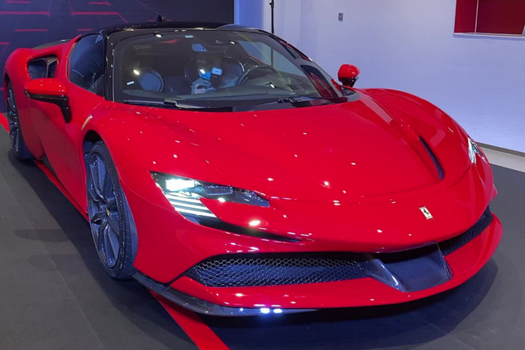 Kết hợp 3 mô-tơ điện với động cơ xăng V8, chiếc xe hybrid Ferrari SF90 Stradale của doanh nhân Đức Huy cùng con trai mới nhận bàn giao có tổng công suất tối đa 986 mã lực. SF90 Stradale chỉ mất thời gian 2,5 giây để tăng tốc từ vị trí xuất phát lên 100 km/h trước khi đạt vận tốc tối đa 340 km/h