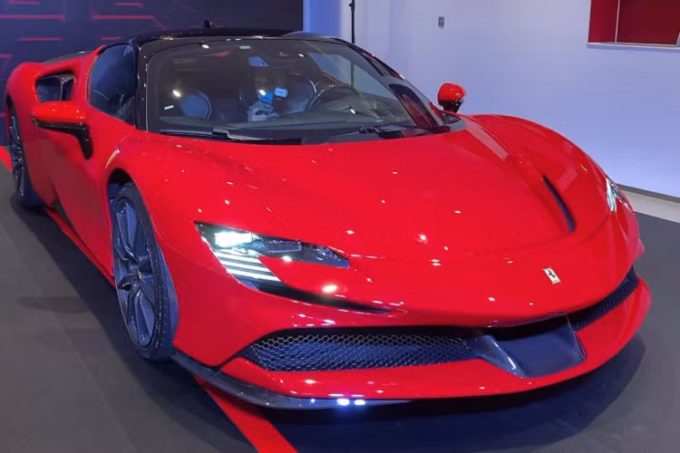 Kết hợp 3 mô-tơ điện với động cơ xăng V8, chiếc xe hybrid Ferrari SF90 Stradale của doanh nhân Đức Huy cùng con trai mới nhận bàn giao có tổng công suất tối đa 986 mã lực. SF90 Stradale chỉ mất thời gian 2,5 giây để tăng tốc từ vị trí xuất phát lên 100 km/h trước khi đạt vận tốc tối đa 340 km/h