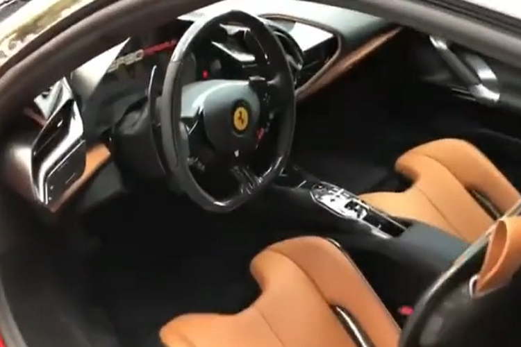 Ngoài màu sơn đỏ bắt mắt, chiếc siêu xe Ferrari SF90 Stradale của Đức Huy không có bất kỳ trang bị nào trong gói Assetto Fiorano như 2 mẫu xe đầu tiên. Dù vậy, ngoại hình xe cũng làm cho không ít người đam mê tốc độ phải "tan chảy".