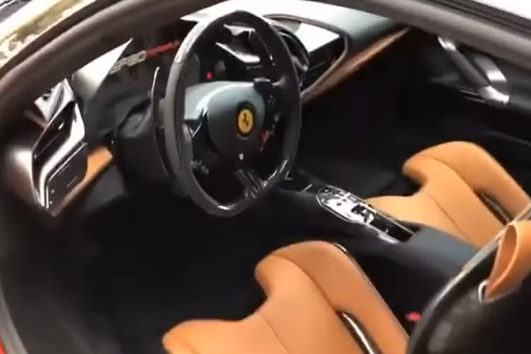 Ngoài màu sơn đỏ bắt mắt, chiếc siêu xe Ferrari SF90 Stradale của Đức Huy không có bất kỳ trang bị nào trong gói Assetto Fiorano như 2 mẫu xe đầu tiên. Dù vậy, ngoại hình xe cũng làm cho không ít người đam mê tốc độ phải "tan chảy".