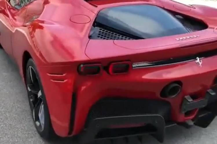 Bỏ ra số tiền trên, khách hàng sở hữu siêu xe hybrid Ferrari SF90 Stradale sẽ được trải nghiệm hệ truyền động plug-in hybrid đầu tiên của hãng xe Ferrari áp dụng cho ngựa chiến của mình. Trái tim này sẽ bao gồm động cơ xăng V8, tăng áp, dung tích 4.0 lít, sản sinh công suất tối đa 769 mã lực và mô-men xoắn cực đại 800 Nm và hệ thống hybrid bao gồm 3 mô-tơ điện cung cấp thêm công suất 217 mã lực.