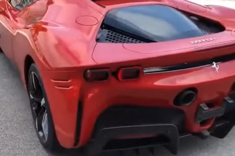 Bỏ ra số tiền trên, khách hàng sở hữu siêu xe hybrid Ferrari SF90 Stradale sẽ được trải nghiệm hệ truyền động plug-in hybrid đầu tiên của hãng xe Ferrari áp dụng cho ngựa chiến của mình. Trái tim này sẽ bao gồm động cơ xăng V8, tăng áp, dung tích 4.0 lít, sản sinh công suất tối đa 769 mã lực và mô-men xoắn cực đại 800 Nm và hệ thống hybrid bao gồm 3 mô-tơ điện cung cấp thêm công suất 217 mã lực.