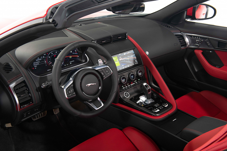 Jaguar F-TYPE mới cũng cung cấp công nghệ tập trung vào người lái, trong đó gồm màn hình hỗ trợ lái kỹ thuật số kích thước 12,3 inch. Hệ thống thông tin giải trí Touch Pro với Apple CarPlay và Android Auto. Đây là trang bị Tiêu Chuẩn có khả năng tự động cập nhật phần mềm tự động trong tương lai mà chủ xe không cần phải mang xe đến đại lý. Hệ thống giải trí trên xe sử dụng dàn âm thanh Meridian.