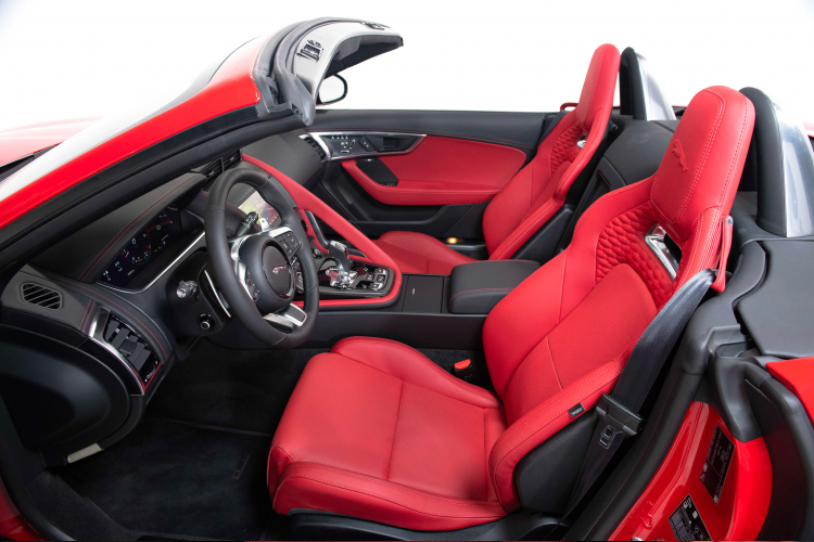 Là xe thể thao, nội thất F-TYPE tập trung vào trải nghiệm cầm lái. Khoang nội thất Jaguar được kết tuyệt vời hảo giữa tay nghề thủ công truyền thống phong phú và chất liệu hiện đại như như da Windsor và hoàn thiện bởi ốp trang trí Noble Chrome mờ. Trang trí hoạ tiết logo báo chồm “Jaguar Leaper” trên tựa đầu, logo “Jaguar Est. 1935” trên bộ bảng điều khiển trung tâm, bao quanh nút mở hộc đựng gang tay và dây đai an toàn và hơn thế nữa.